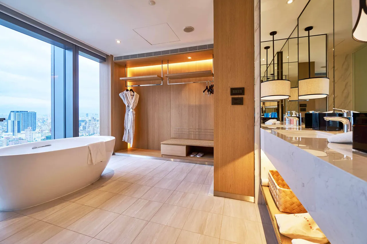 台北凯达大饭店响应普发万元，推出豪华套房买一送一专案，房内采大面窗景与自然采光设计，设有独立客厅与景观泡澡浴缸，旅人可边泡澡边欣赏城市夜景。台北凯达大饭店提供