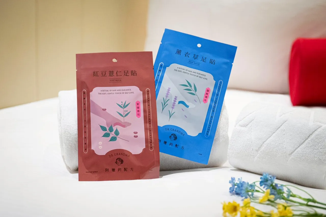 台北凯达推出「欢乐耶诞城」住房专案，今年特别携手「阿嬷的配方」合作，专案赠送树液足贴2双，让旅人可于房内暖足舒缓、放松身心。台北凯达大饭店提供