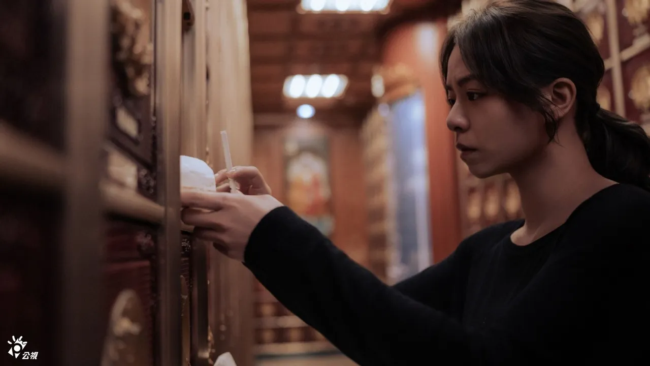 宋芸桦到灵骨塔探望母亲忍不住情绪溃堤。公共电视、台湾大哥MyVideo提供

