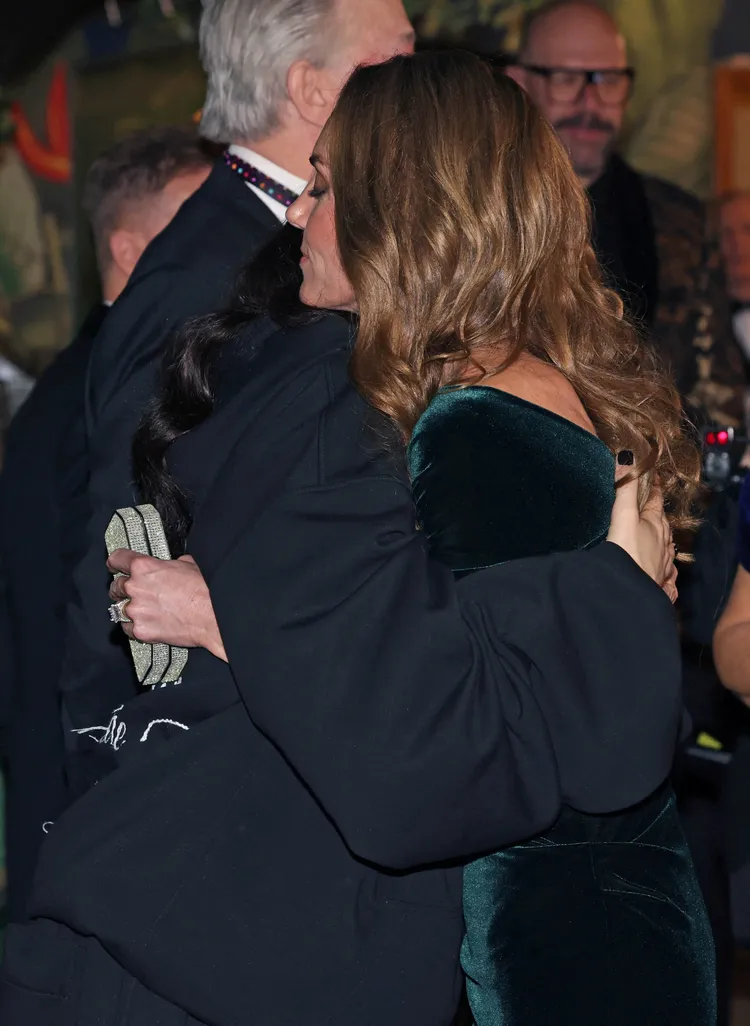 凱特（右）與歌手Jessie J相擁。路透