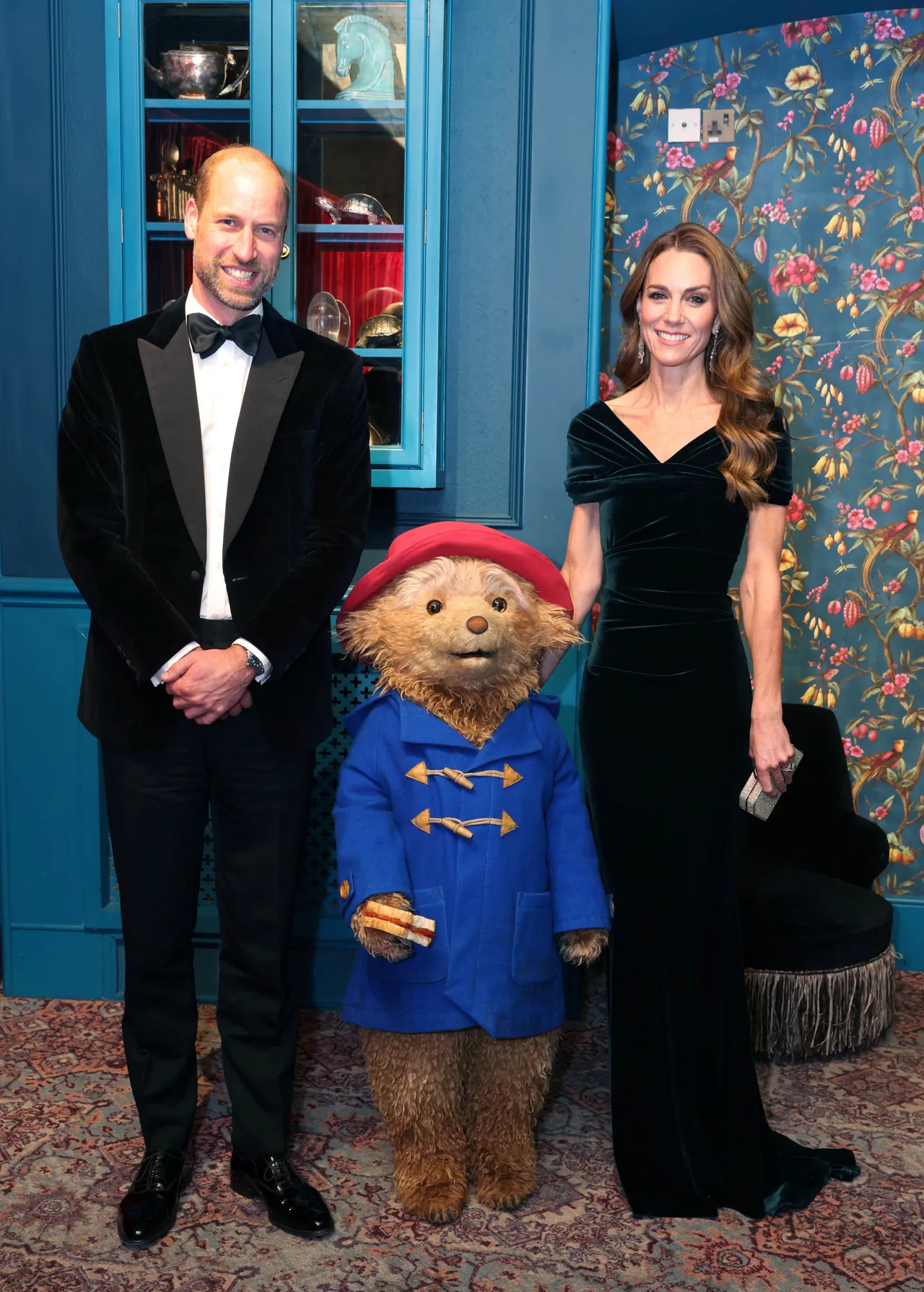 凯特王妃（右）与老公威廉主办的皇家综艺表演找来极具代表性的柏灵顿熊。路透