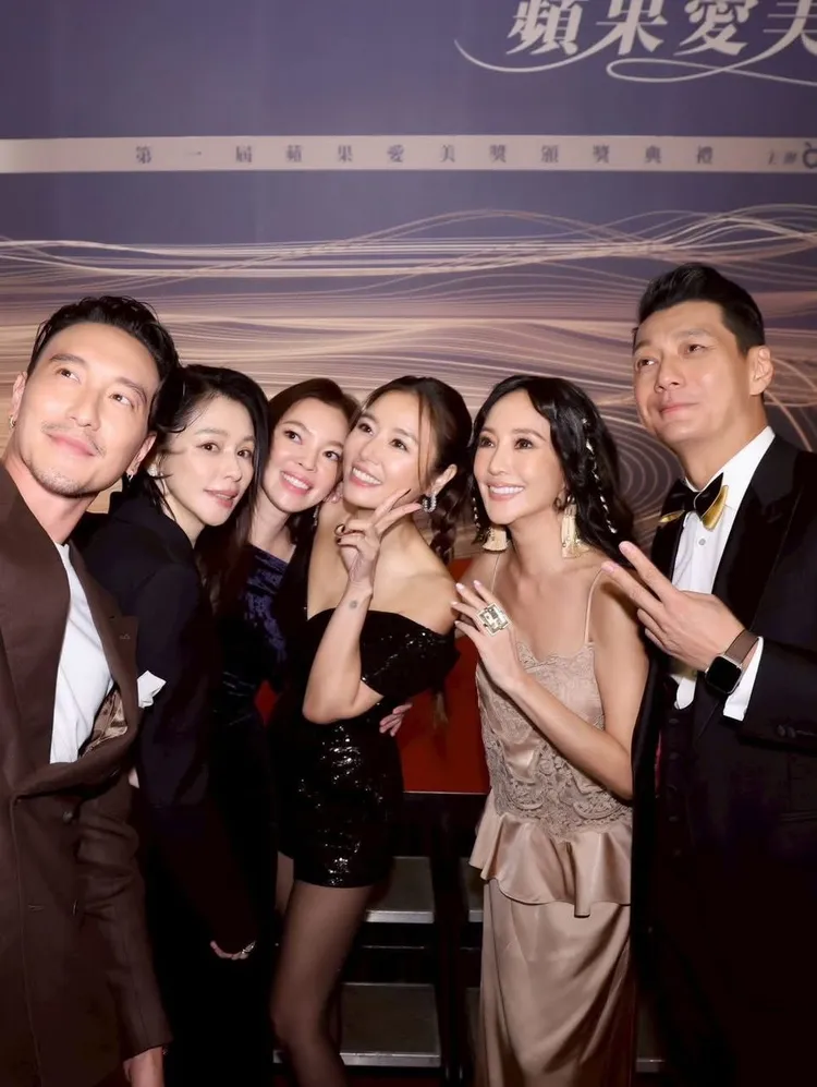 徐若瑄與王陽明、曾馨瑩、林心如、關穎及聶雲開心在蘋果愛美獎上合影。