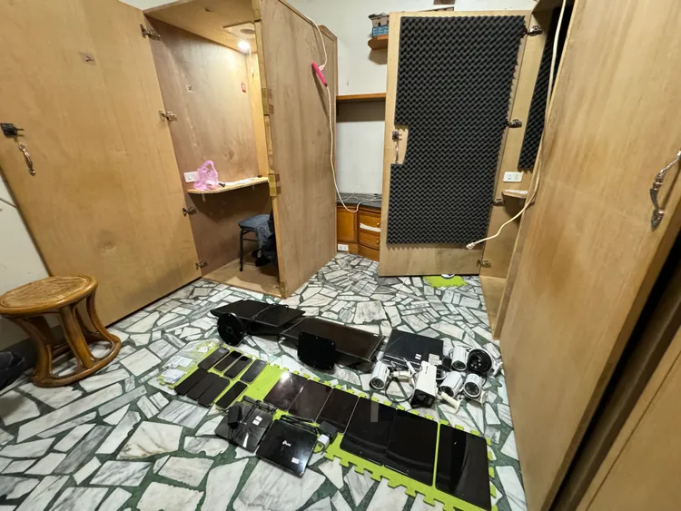 檢警在民宅中搜出詐騙機房設備，有犯嫌還想跳樓逃脫通通被抓。翻攝照片