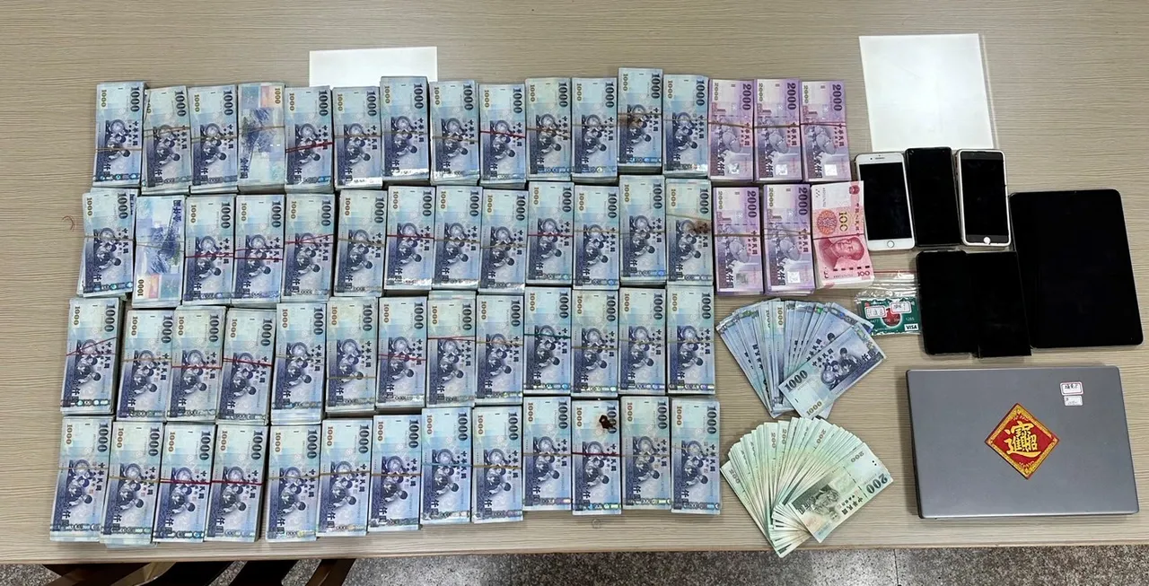 专案小组查扣多项话务设备、BMW轿车、现金600多万元及市值约1185万元的虚拟货币。翻摄照片