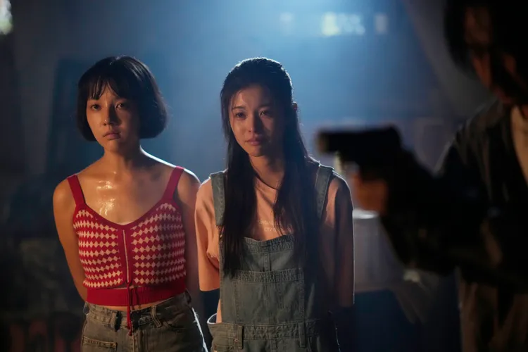 林思廷（左）落入真正綁匪手中，連妹妹詹子萱也遭殃。晴天影像提供