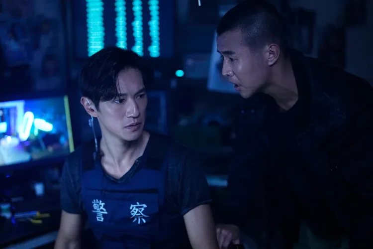 鍾承翰（左）飾演偵辦綁架案的刑警。晴天影像提供