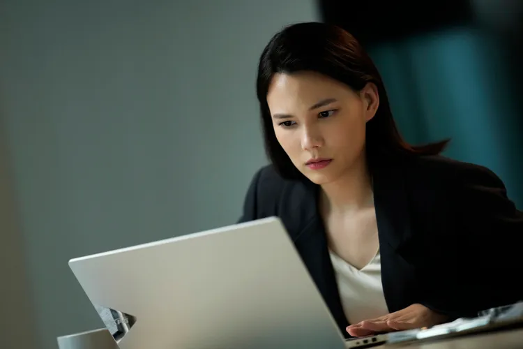 紀培慧飾演網紅經紀人，因過度炒作話題導致局勢失控。晴天影像提供