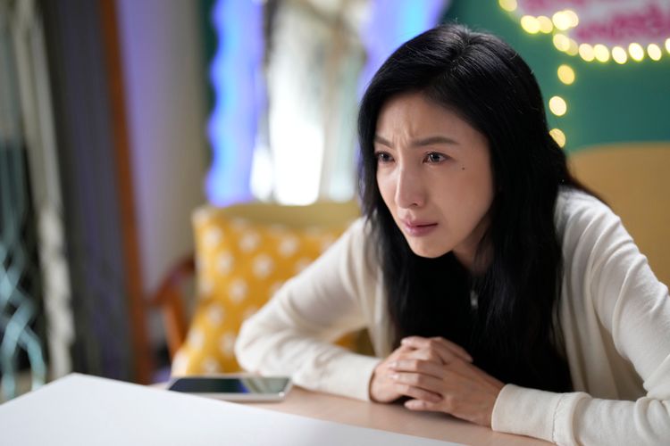 楊謹華「過度炒作」遭網民公審 開直播哽咽道歉