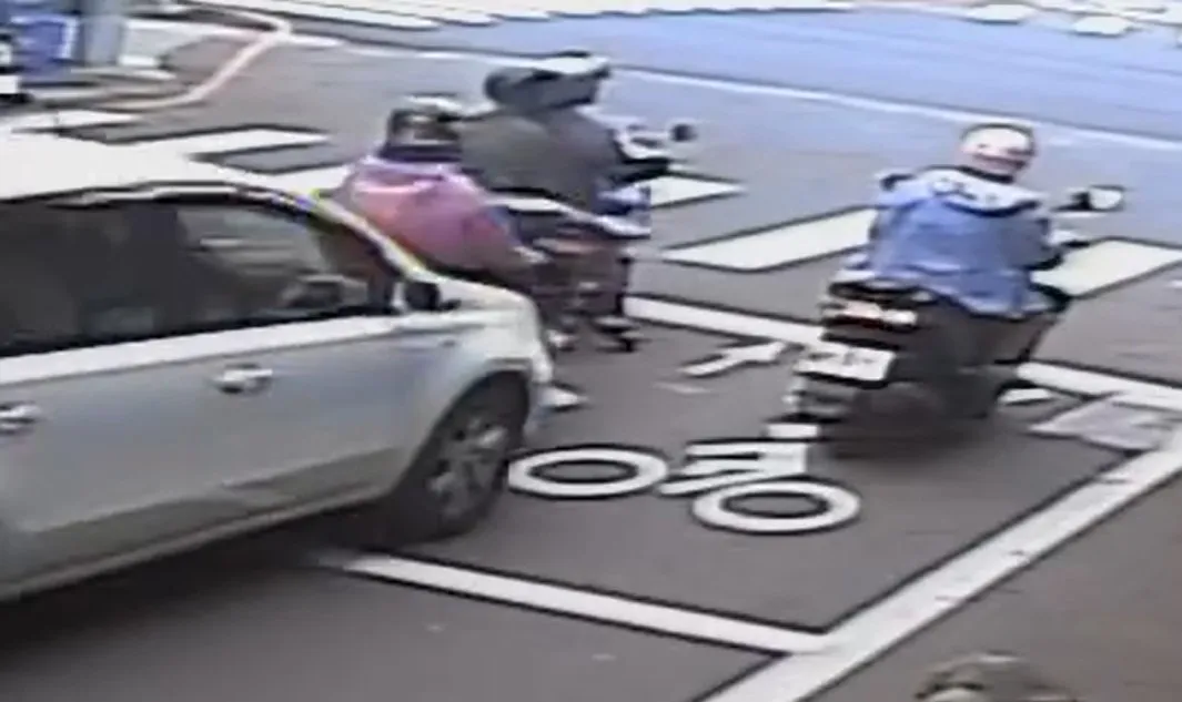 3部機車停等紅燈被後方白色轎車撞擊。取自「員林人大小事」