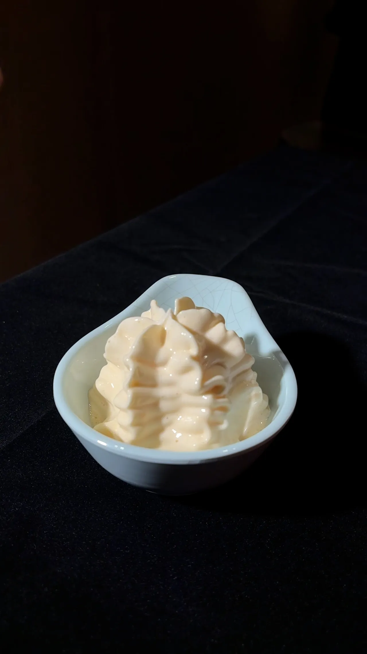 牛喜首創口感輕盈滑順的「蛋液泡泡」搭配壽喜燒。豊漁餐飲集團提供