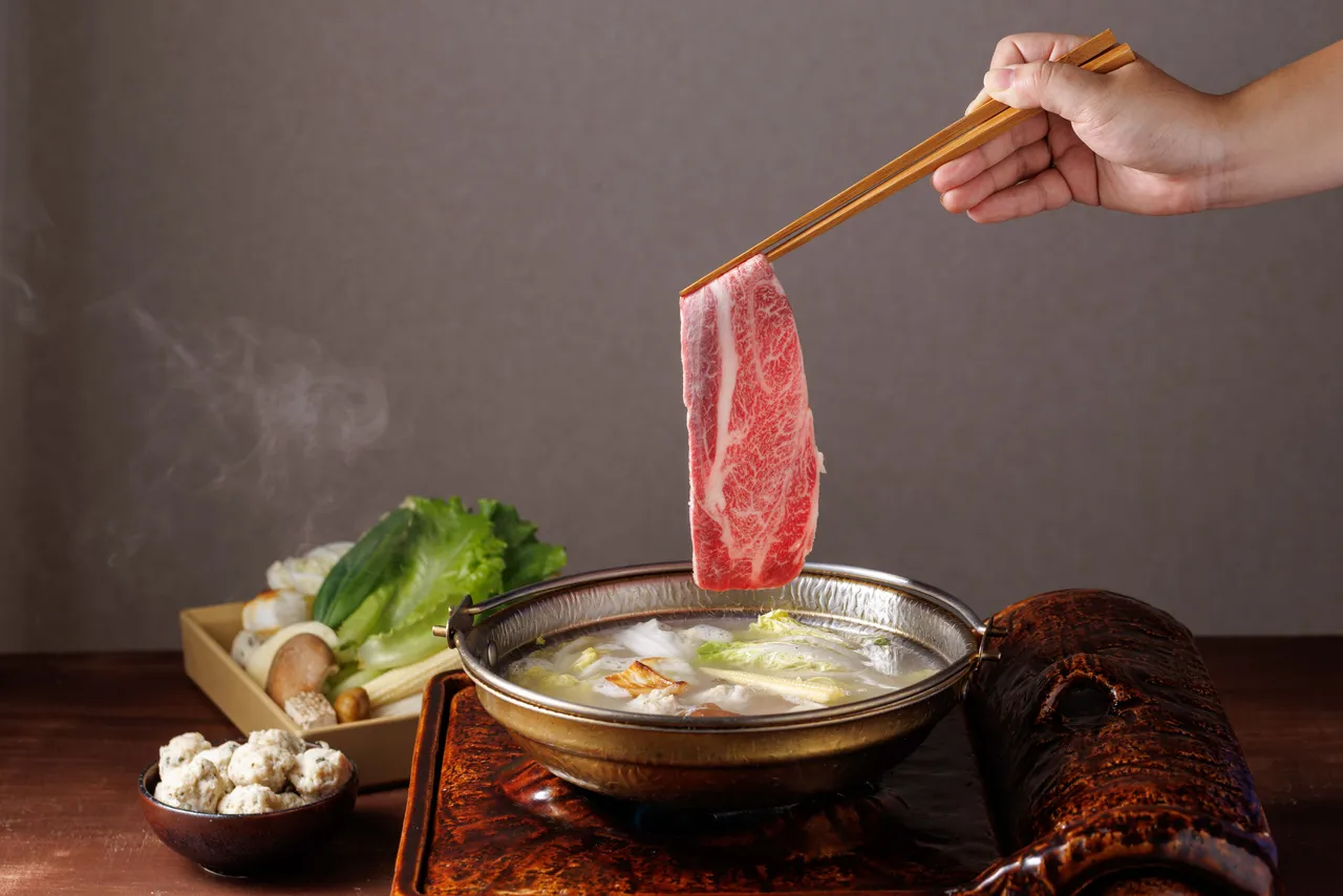 以雞湯為基底的水炊鍋，湯頭溫潤清雅。豊漁餐飲集團提供