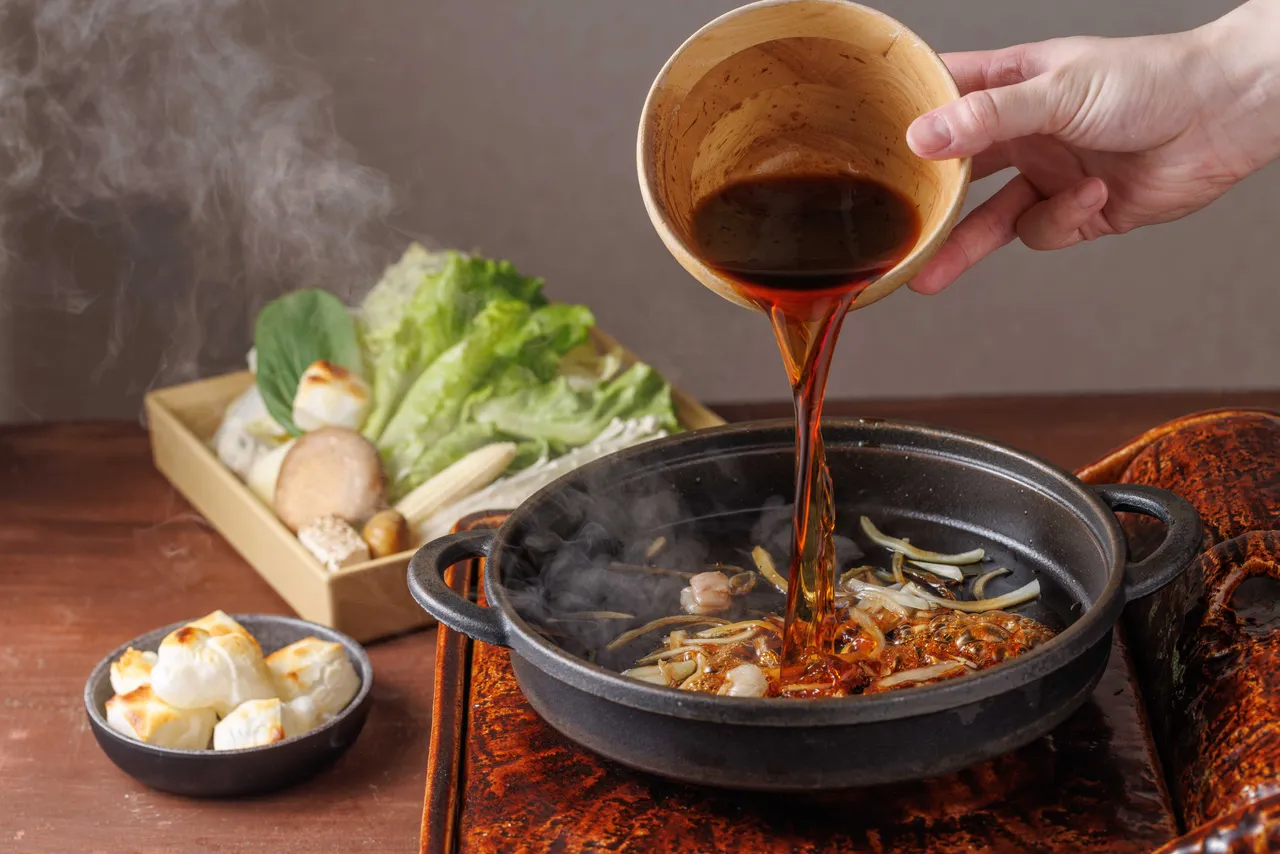 先以和牛牛油炒上白糖與洋蔥醬，再加入特製壽喜燒醬汁。豊漁餐飲集團提供