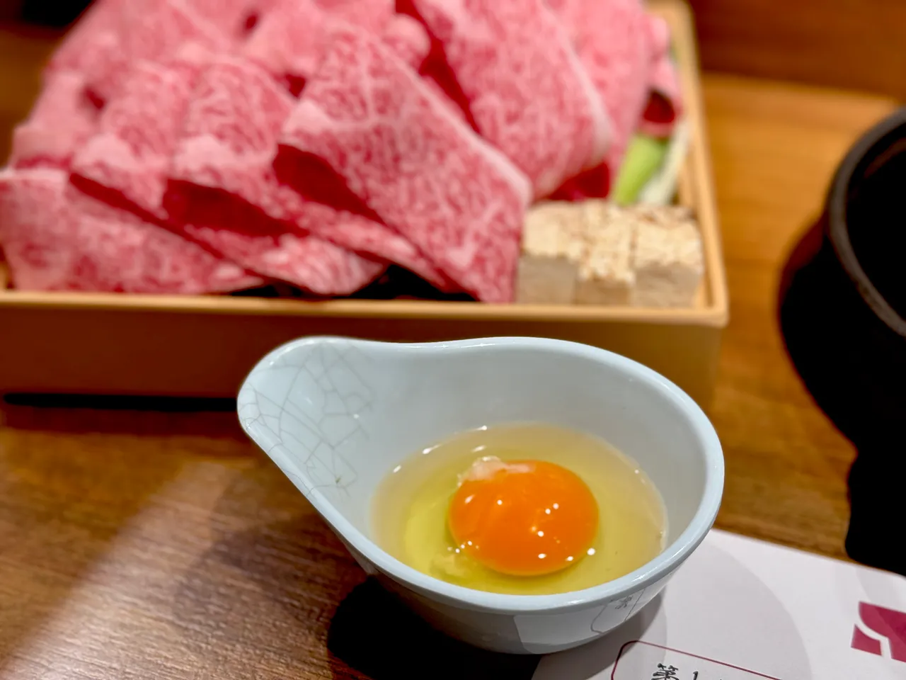 壽喜燒提供大成上品語生食級雞蛋給顧客選用。豊漁餐飲集團提供