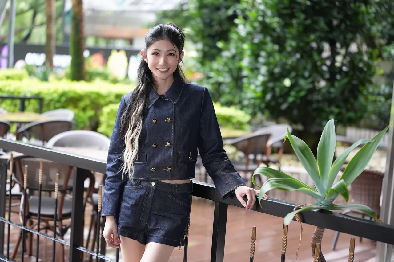 李千娜除了打理21歲正妹女兒顧穎的演藝經紀，近期推出專輯《千娜舞台秀 - 彼段過去經過阮兜口》。彭欣偉攝