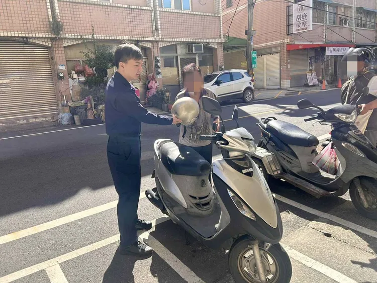 警员协助妇人寻回机车。大园警分局提供