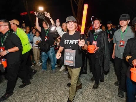 陈其迈市长一身黑衣黑裤黑帽、戴上对讲机,胸前挂上大大的工作证,手拿交通指挥棒化身演唱会工作人员。市府提供