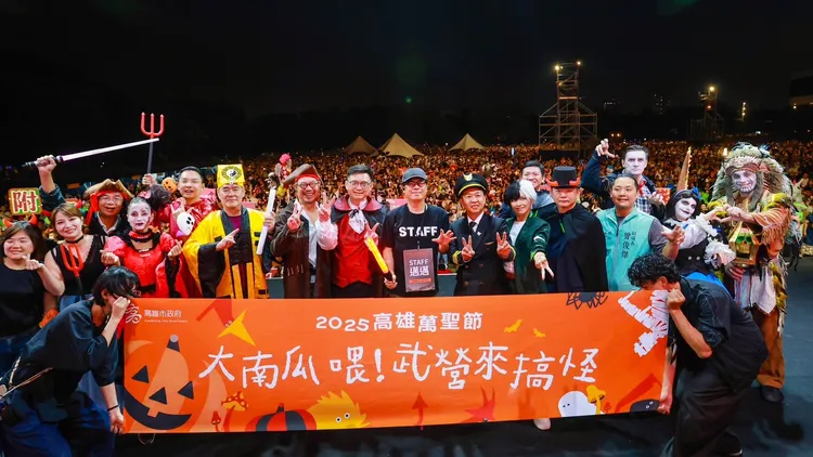 多位民進黨公職扮裝入場。市府提供