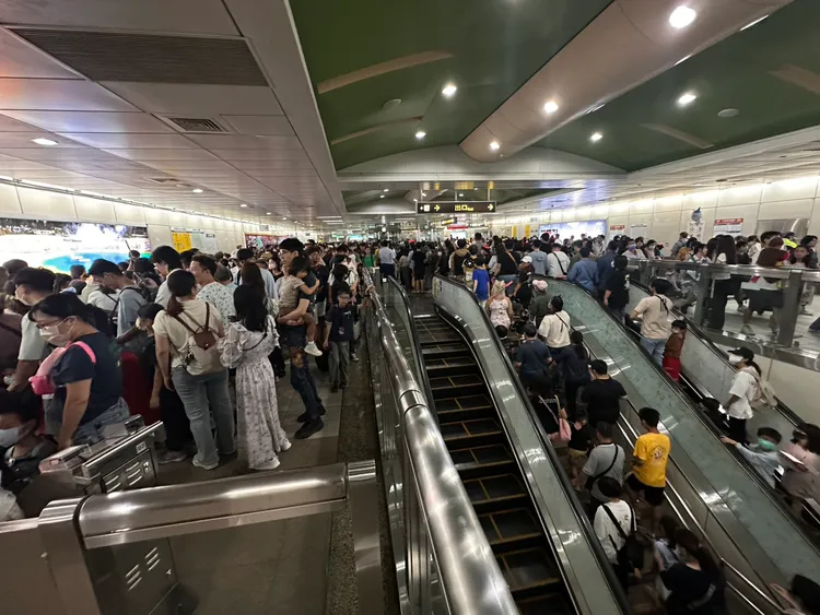 捷運衛武營站昨日爆滿。民眾提供