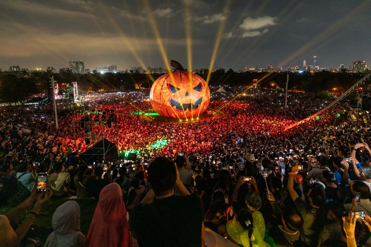 高雄提前跨年?萬聖節衛武營人潮超爆 市府公布人數了