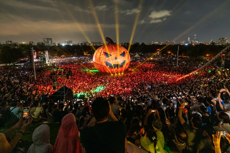 雄市政府公布，1日全日累计吸引30万人到访，晚间创意装扮游行进入最高潮时，全场更涌入近7万人。市府提供