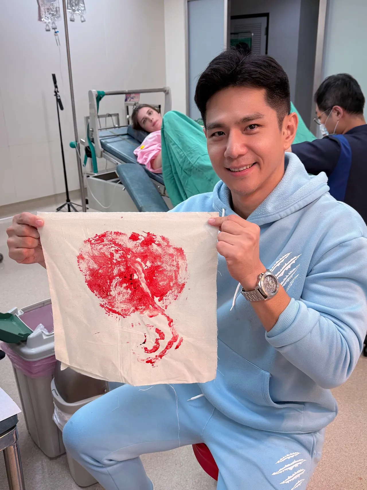 祖雄与与乌克兰妻子戴佳娜迎来第二个孩子，今天上午在脸书发布喜讯，画面中他展示胎盘拓印。翻摄自祖雄脸书