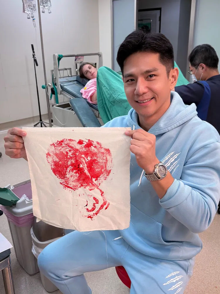 祖雄與與烏克蘭妻子戴佳娜迎來第二個孩子，今天上午在臉書發布喜訊，畫面中他展示胎盤拓印。翻攝自祖雄臉書