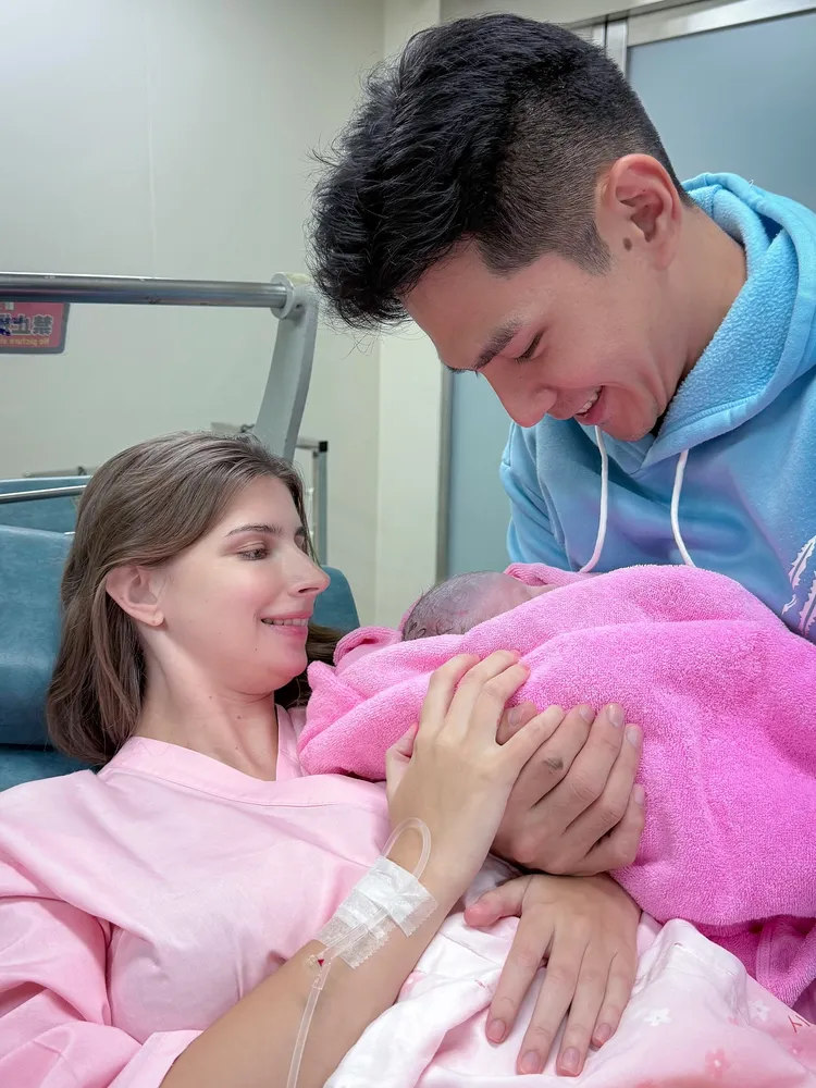 祖雄與與烏克蘭妻子戴佳娜迎來第二個孩子，今天上午在臉書發布喜訊。翻攝自祖雄臉書