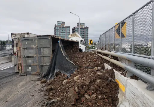 疑過彎失控　國3大溪出口環道砂石車翻覆！土方傾洩車道