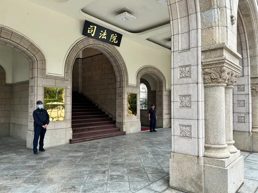 当庭要少年下跪磕头、自我掌嘴遭批动私刑　前法官周静妮被判撤职、停用公务员3年