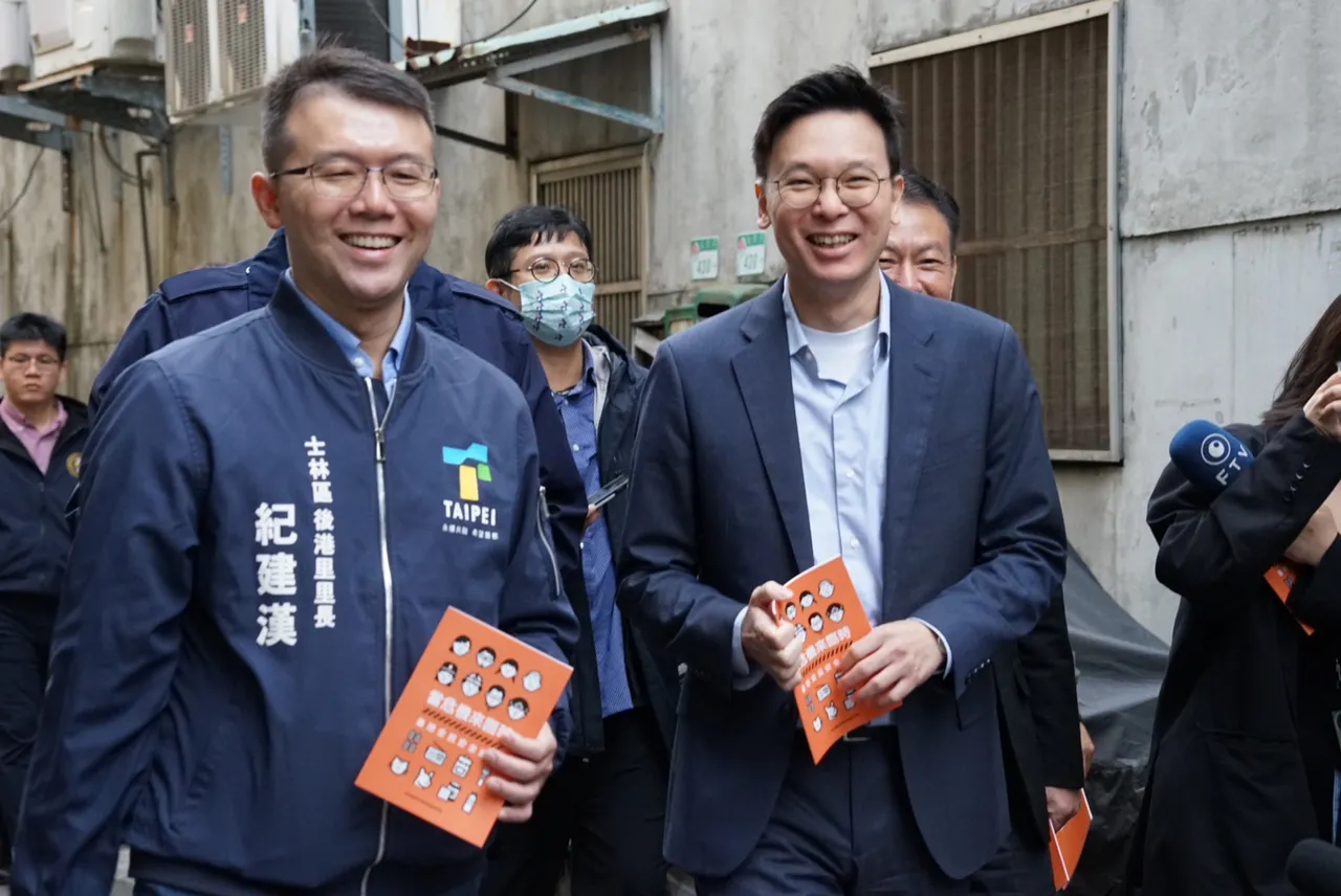 国安会副秘书长林飞帆至台北市士林区访视《全民安全指引》发送情形。邱筠媜摄
