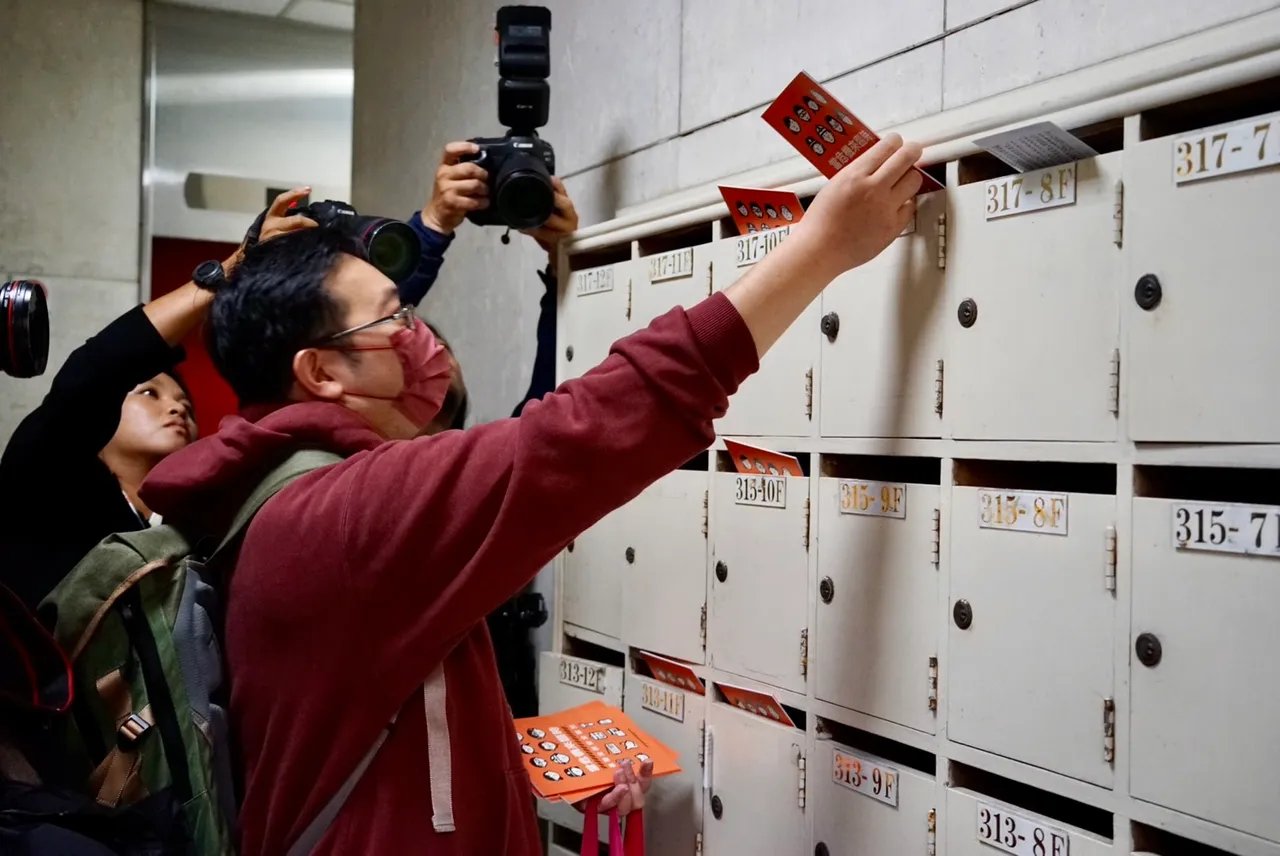 《全民安全指引》投送至大厦信箱。邱筠媜摄