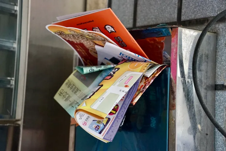 《全民安全指引》投送至民眾家中信箱。邱筠媜攝