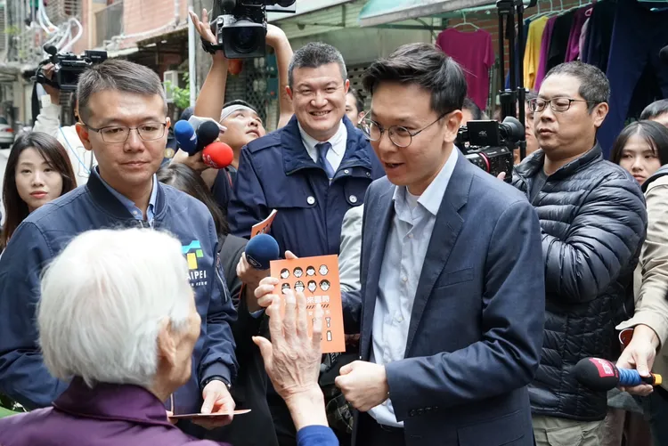 國安會副秘書長林飛帆至臺北市士林區訪視《全民安全指引》發送情形。邱筠媜攝