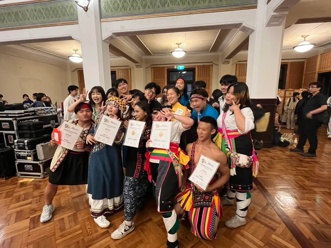 來自台東的「請問芳名人聲樂團」（InNaluwan Vocal Group）在2025台灣國際重唱藝術節現代阿卡貝拉大賽中榮獲4金、4項個人獎及2項評審特別獎。翻攝畫面