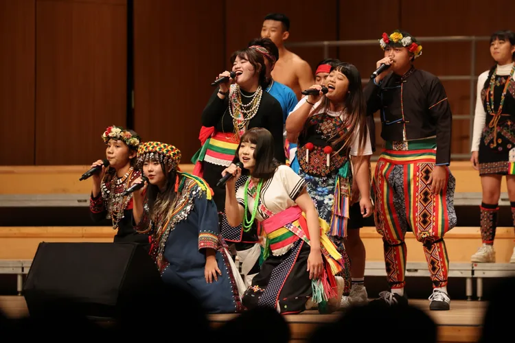 來自台東的「請問芳名人聲樂團」（InNaluwan Vocal Group）在2025台灣國際重唱藝術節現代阿卡貝拉大賽中榮獲4金、4項個人獎及2項評審特別獎。翻攝畫面