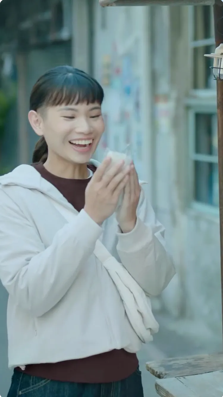 戴資穎在形象片中跟路邊攤販買飯糰。翻攝uniqlo_taiwan IG