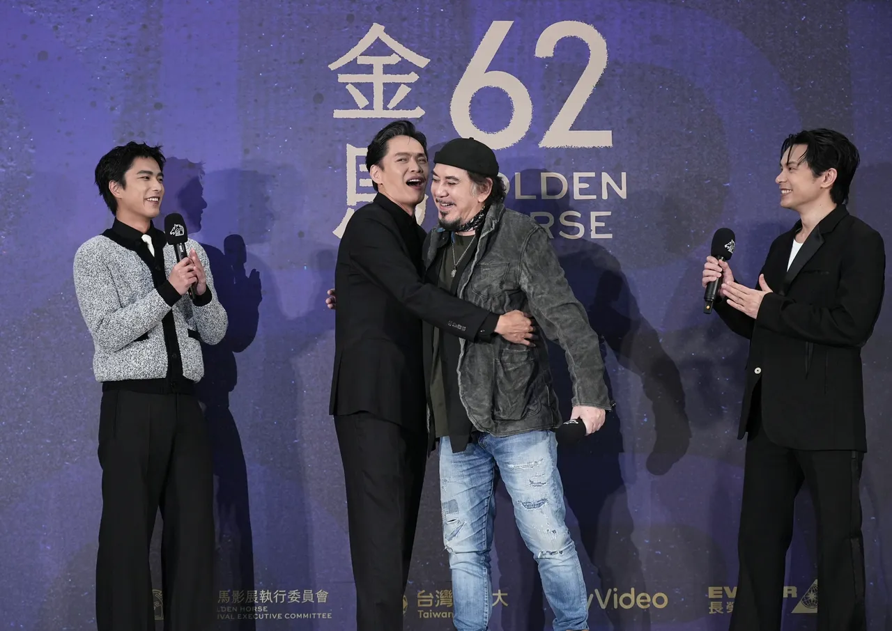 黄秋生现场爱的抱抱。彭欣伟摄