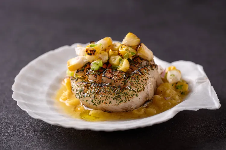 「炙燒干貝與烤玉米」以米麴、新鮮玉米、百香果與辣椒發酵而成的玉米味噌，佐搭炙燒干貝與炭烤玉米，連結印度人、台灣人吃烤玉米的飲食記憶。夏花餐室提供