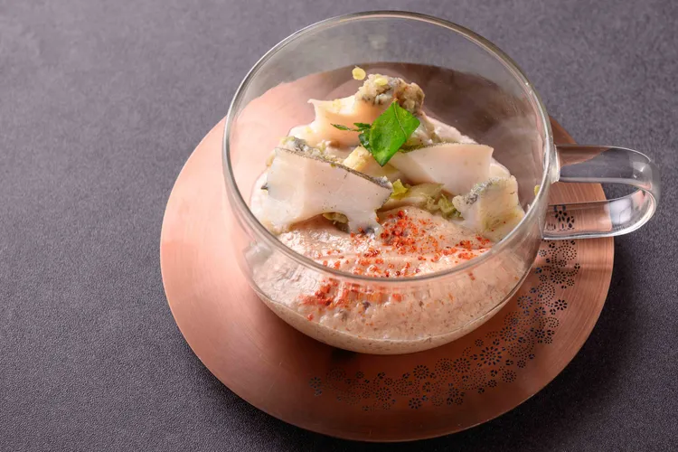 煮至粥狀的花蓮壽豐七星米鋪排上鮑魚片、漬茭白筍丁和小米味噌泡沫，「鮑魚粥」是世界共通的Comfort food！夏花餐室提供