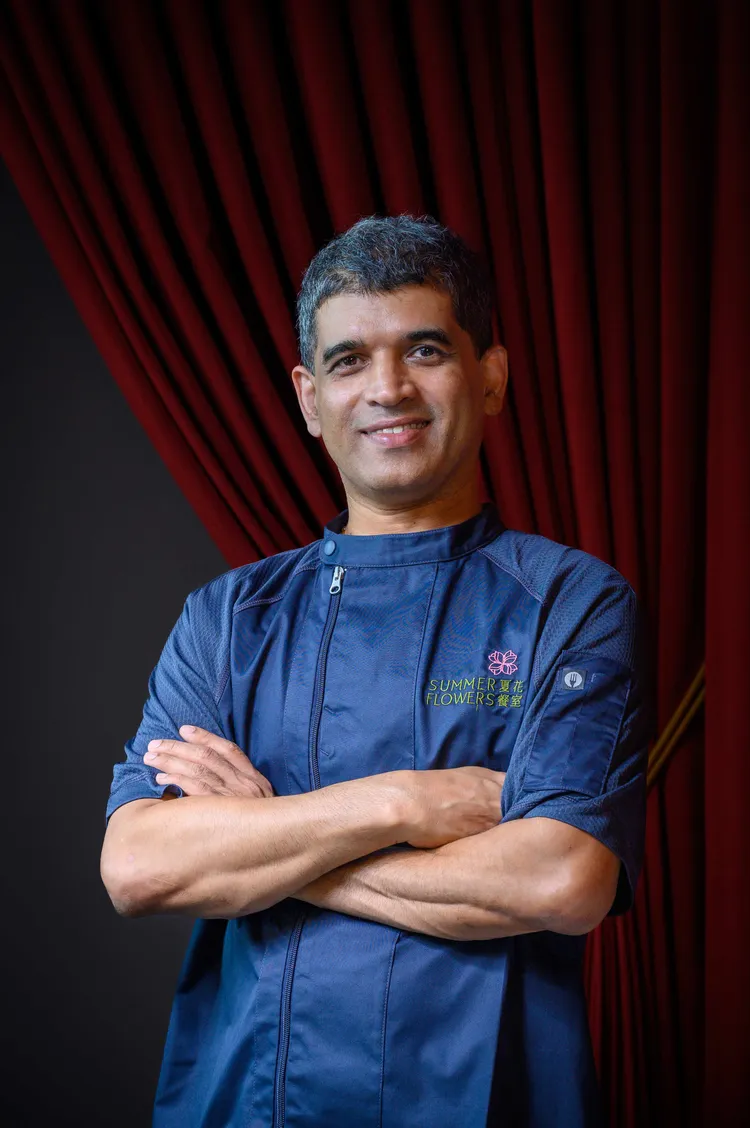 夏花餐室主廚Joseph擁有超過40年廚藝資歷，是台灣餐飲界中少數具有豐富西餐及國際飯店經驗的印度籍主廚。夏花餐室提供