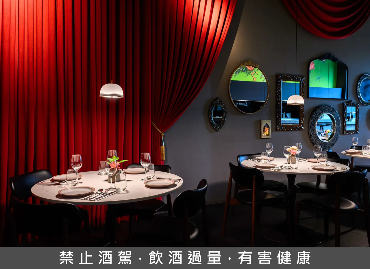 夏花餐室空間以獨到的美感，呈現鏡子、布幕、鮮花等印度傳統餐廳氛圍的三元素。夏花餐室提供