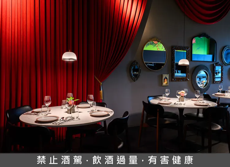 夏花餐室空間以獨到的美感，呈現鏡子、布幕、鮮花等印度傳統餐廳氛圍的三元素。夏花餐室提供