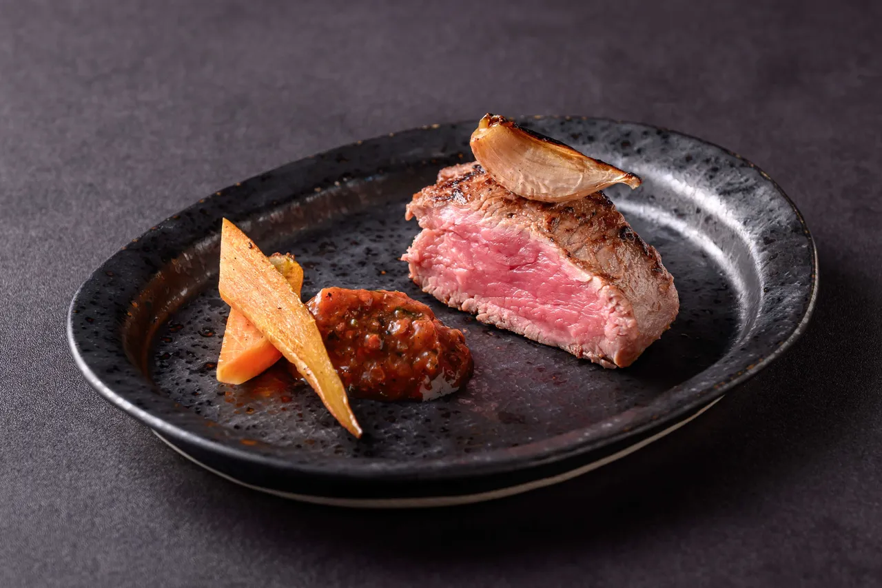 主菜「澳洲有機菲力牛排」以味噌醃漬兩天、鮮味更濃，搭配樹蕃茄製作的印度經典酸辣醬食來別有風味。夏花餐室提供