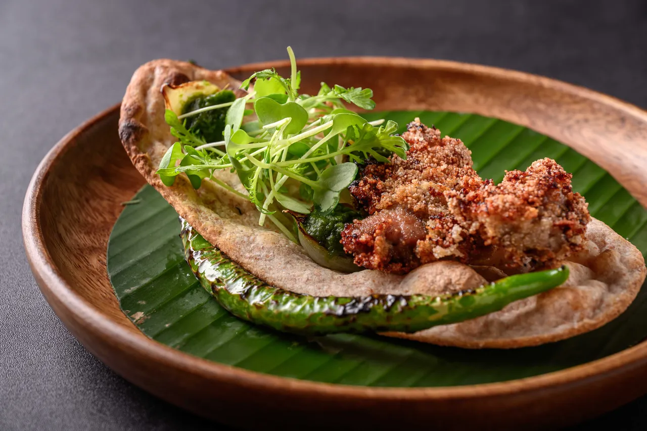 「果阿街頭的酥煎鹽麴小牛胸腺」以筋道的薄麵包捲起酥香夠味的小牛胸腺與香料醬，愈嚼愈香，搭配烤辣椒品嚐更夠味。夏花餐室提供