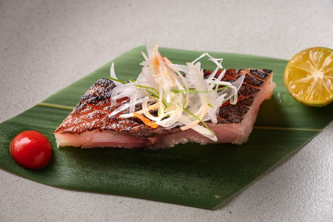 「煙燻漬鯖魚」經熟成、煙燻、醬漬與炙燒等多道工序，佐搭草莓醋、沙拉與辣椒米麴，帶出酸鮮開胃的韻味。夏花餐室提供