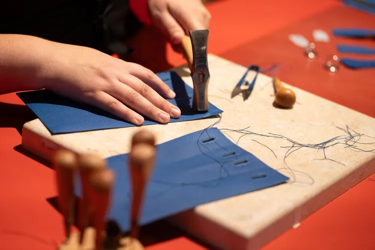 經典Kelly手袋的縫製。品牌提供