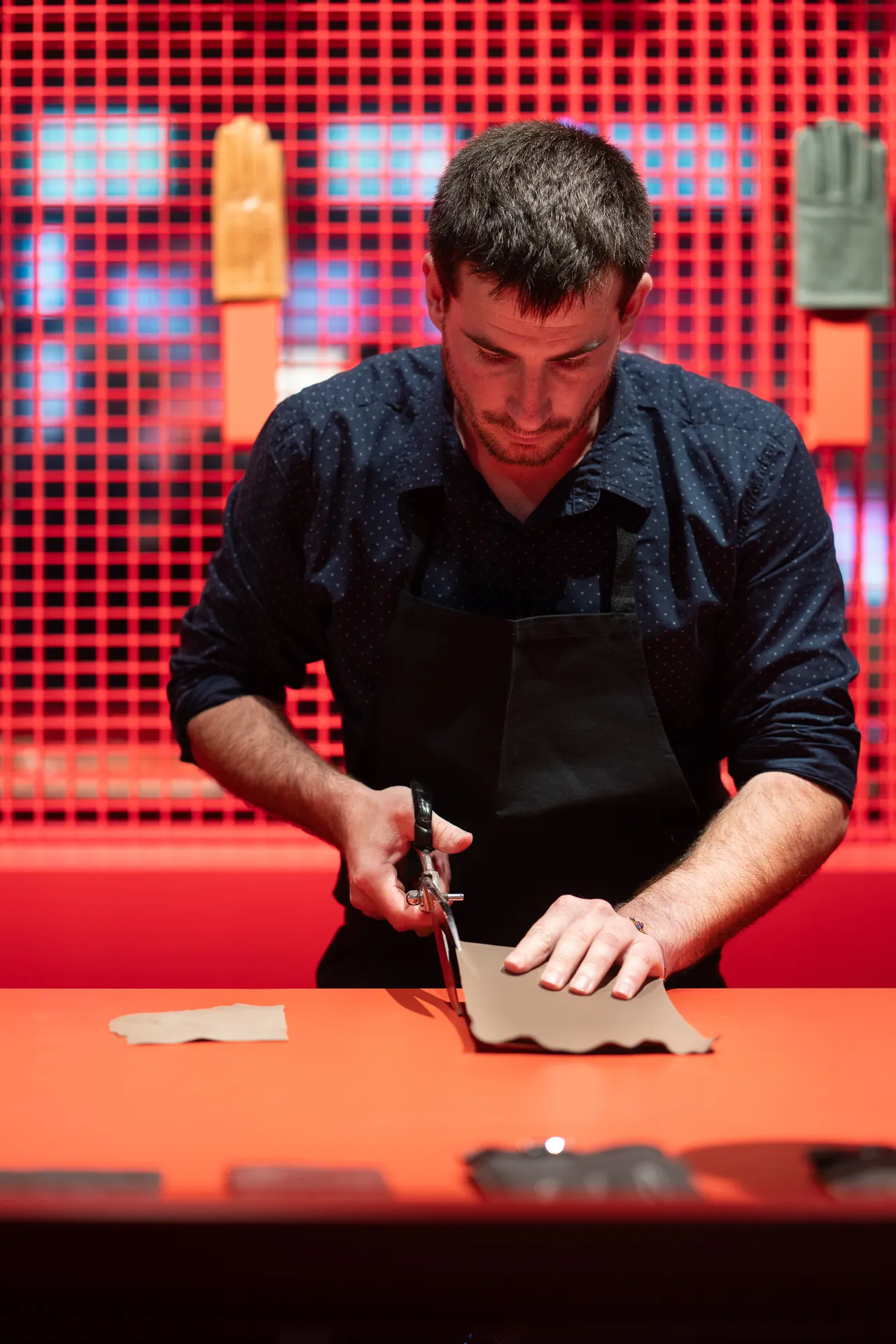 皮革手套的制作。品牌提供  