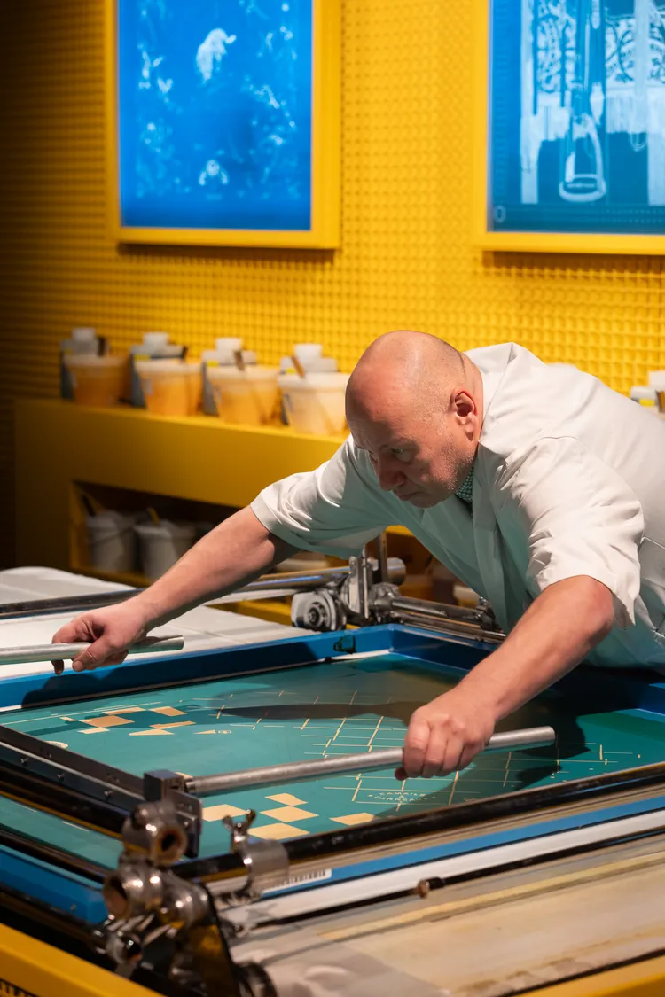 絲巾雕版與印染。品牌提供