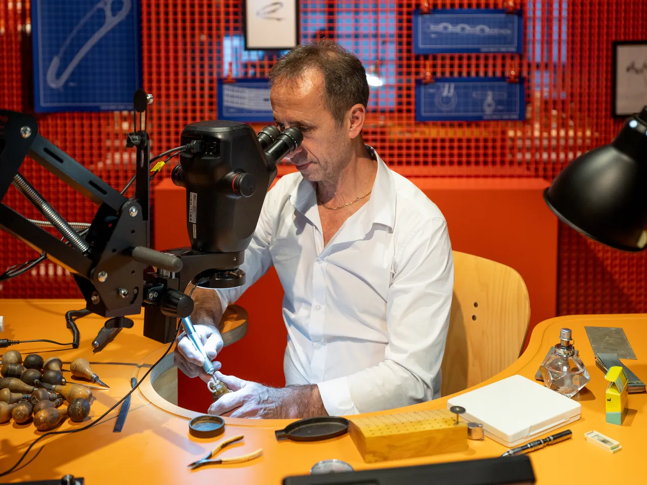 现场邀请来自世界各地的爱马仕工匠亲临演示。品牌提供