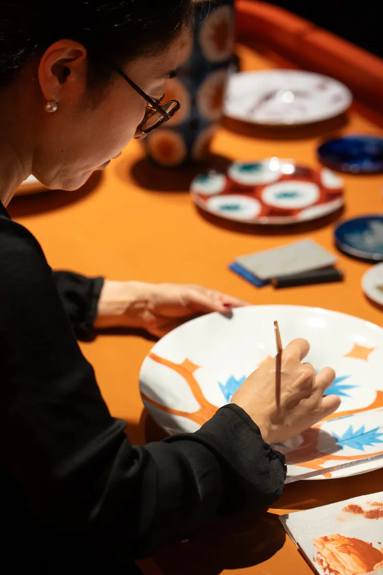 瓷器繪製過程。品牌提供